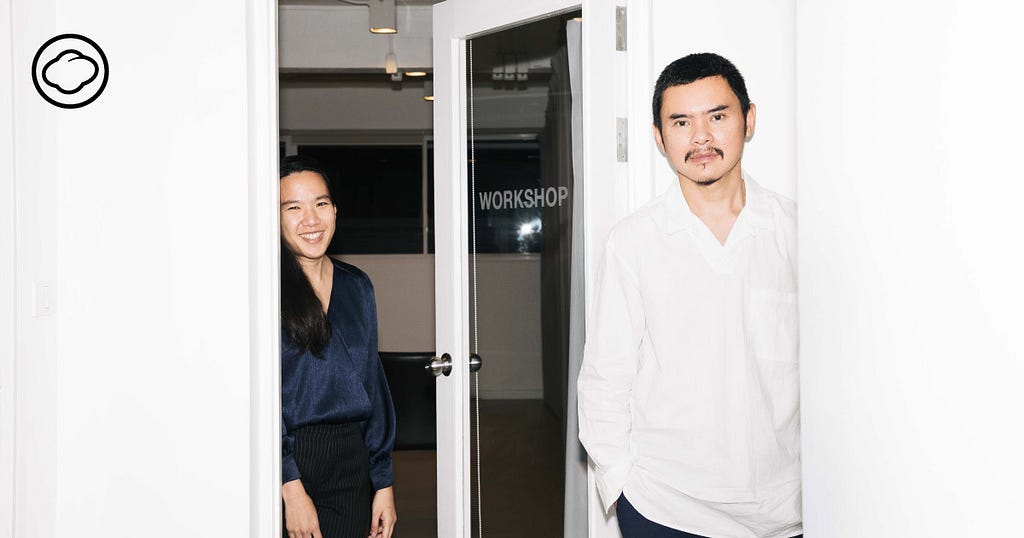 Nadao Bankok 執行長 Yong 身著白色襯衫，與穿著深藍的行銷暨企業公關副理 Tad 一同站在工作坊教室的白色門前。