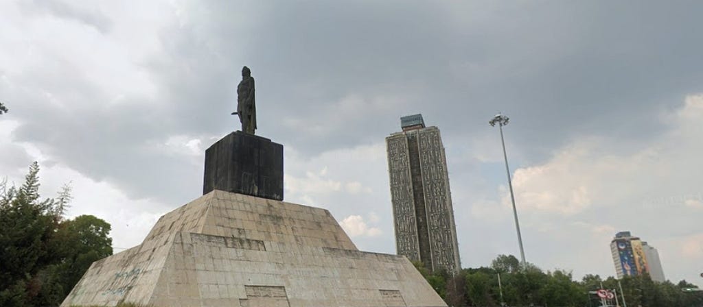 Vista actual desde la glorieta de Cuitláhuac. Torre Cuauhtémoc en segundo plano, en la lejanía la Torre Veracruz.