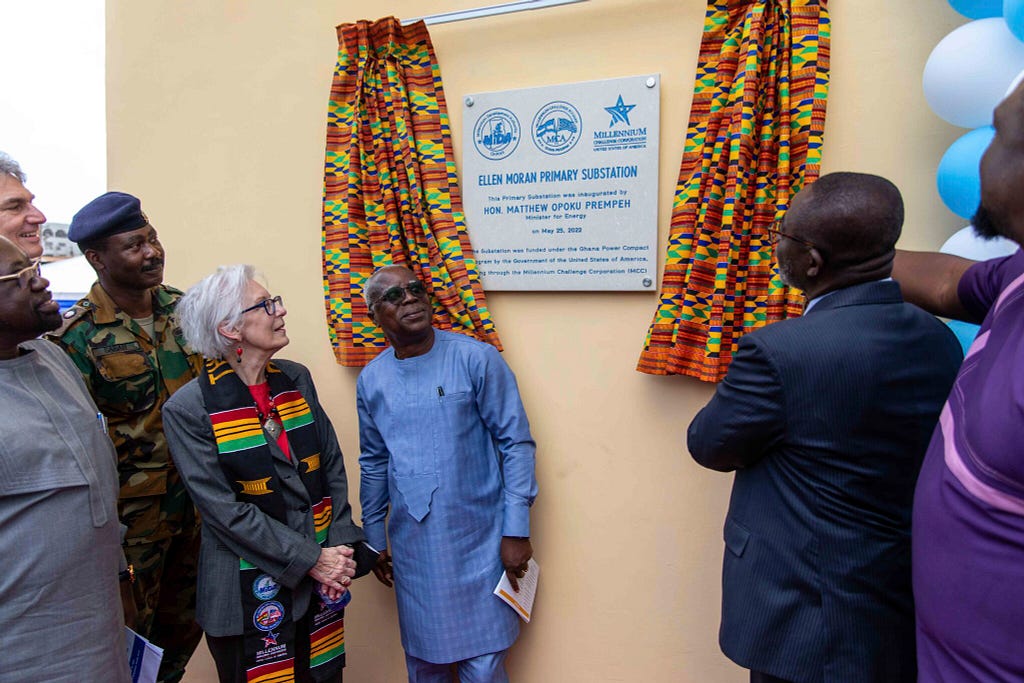 Ellen Moran, the Honorable William Owuraku Aidoo (middle), and Dr Samuel De-suza (right) unveil the Ellen Moran Substation plaque during the station’s inauguration ceremony on May 25, 2022.