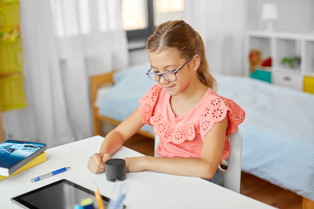 Kid using smartspeaker