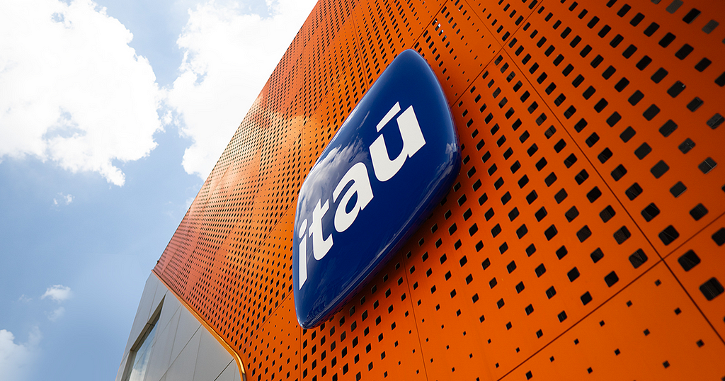 Imagem do logo na primeira agência física do Itaú, em São Paulo