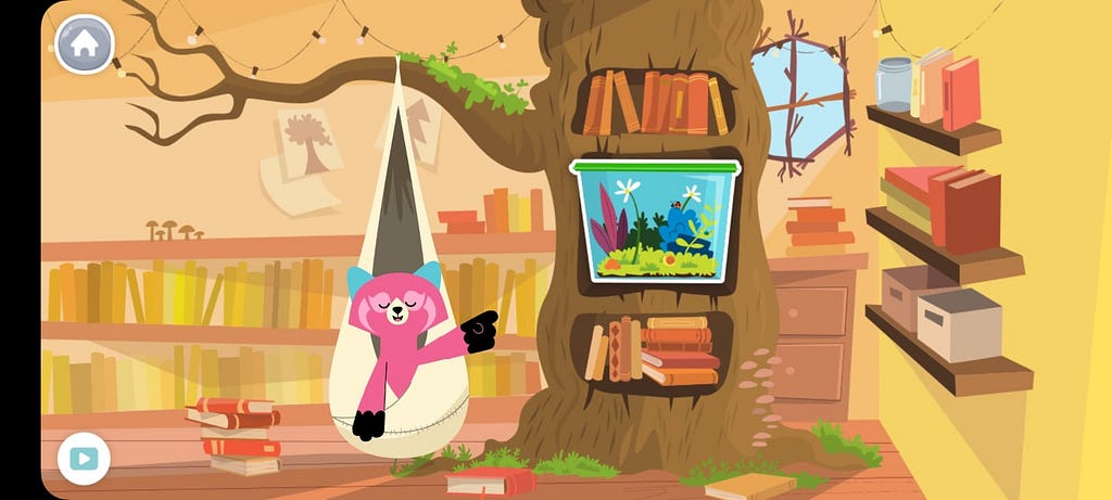 Captura de tela de Khan Academy Kids do interior da casa de um dos personagens. O personagem aponta para um aquário de insetos, que é um dos objetos interativos que foi desbloqueado pelo usuário.