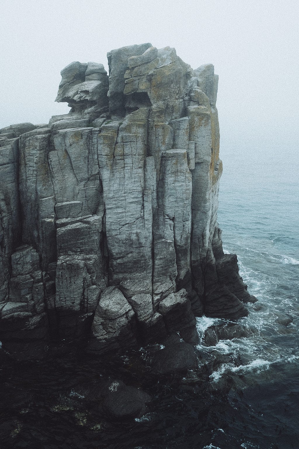 Imagem de um promontório em dia nublado. Foto de Nadezhda Moryak no Pexels