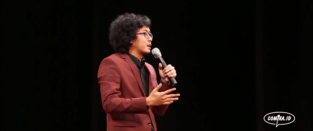 Penampilan stand-up comedy special di Teater Jakarta oleh Gilang Bhaskara.