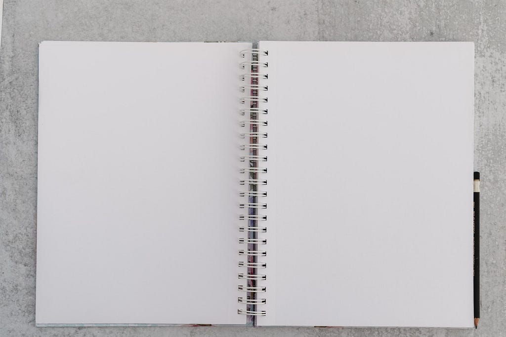 foto de um caderno de folhas em branco