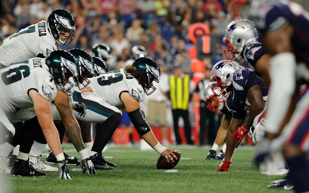 Lineman Philadelphia Eagles dan New England Patriots saling berhadapan di Line of Scrimmage