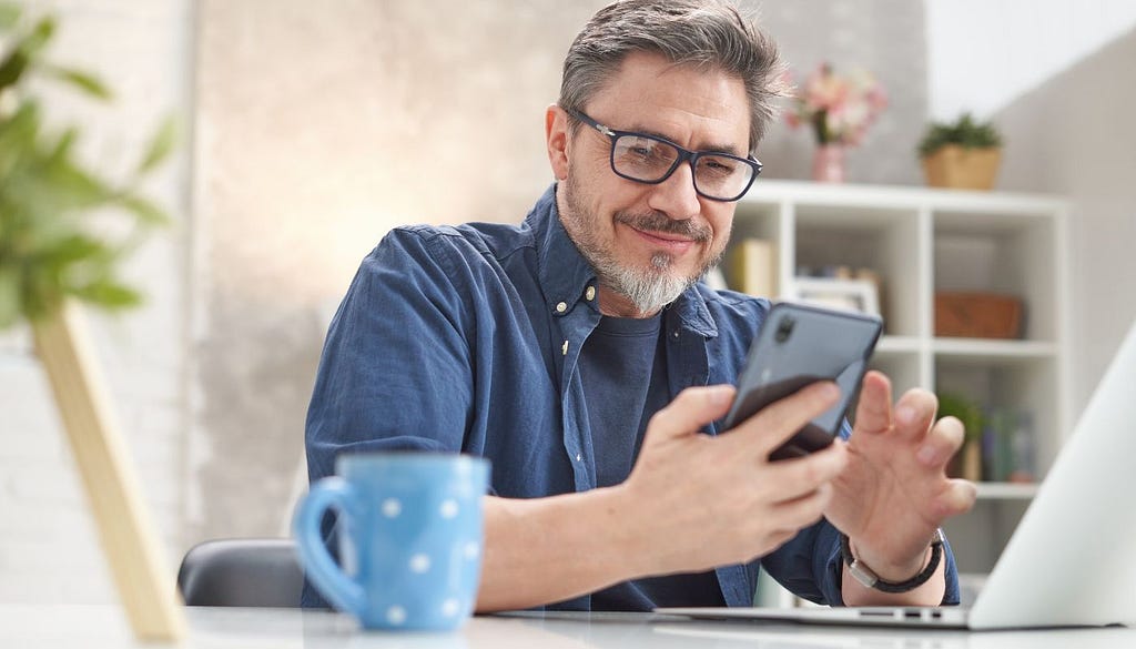 man reading about best sugar daddy websites