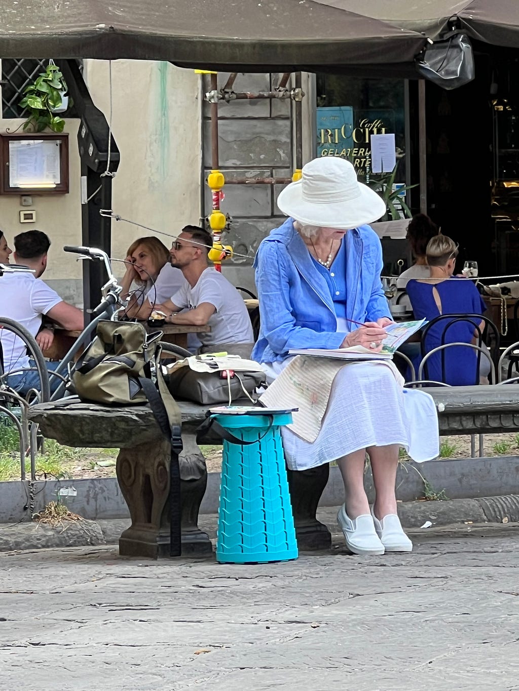 Photo of watercolor artist, Roxanne Steed, painting in Piazza Santo Spirito in Florence, Italy