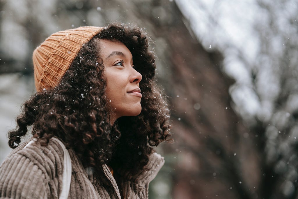 woman wearing knitted clothes during winter