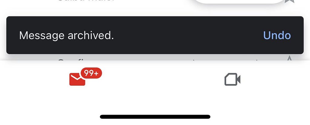 No Gmail, se o usuário arquiva um email, imediatamente aparece um componente dando feedback que a mensagem foi arquivada, dando a possibilidade de desfazer a ação