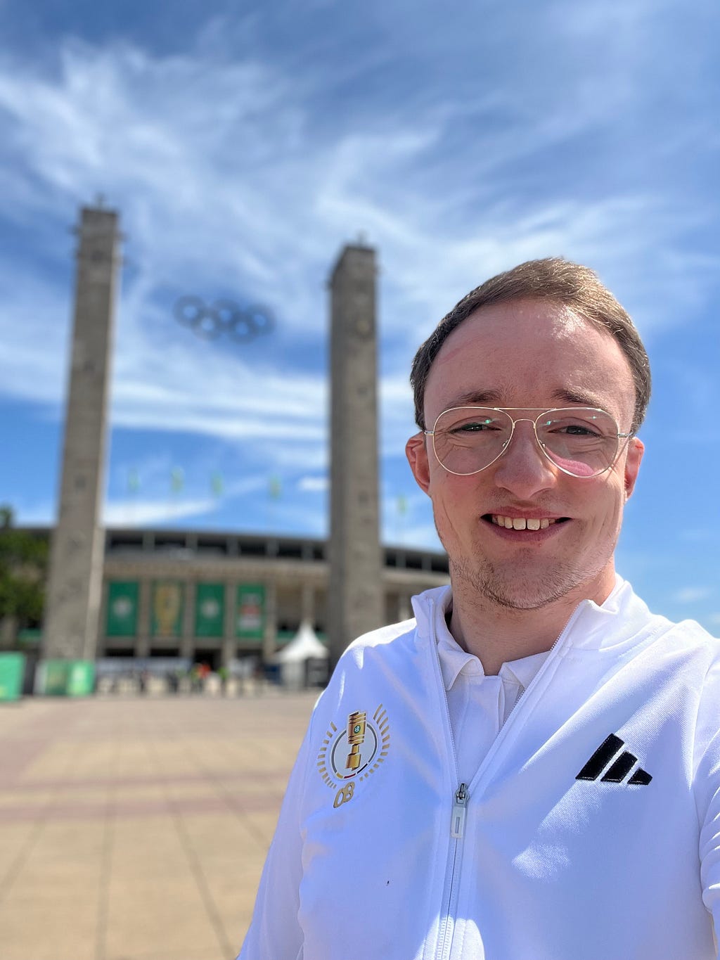 Ein Selfie vor dem Olympiastadion Berlin in weißer Volunteer-Kleidung zum DFB-Pokalfinale 2023.