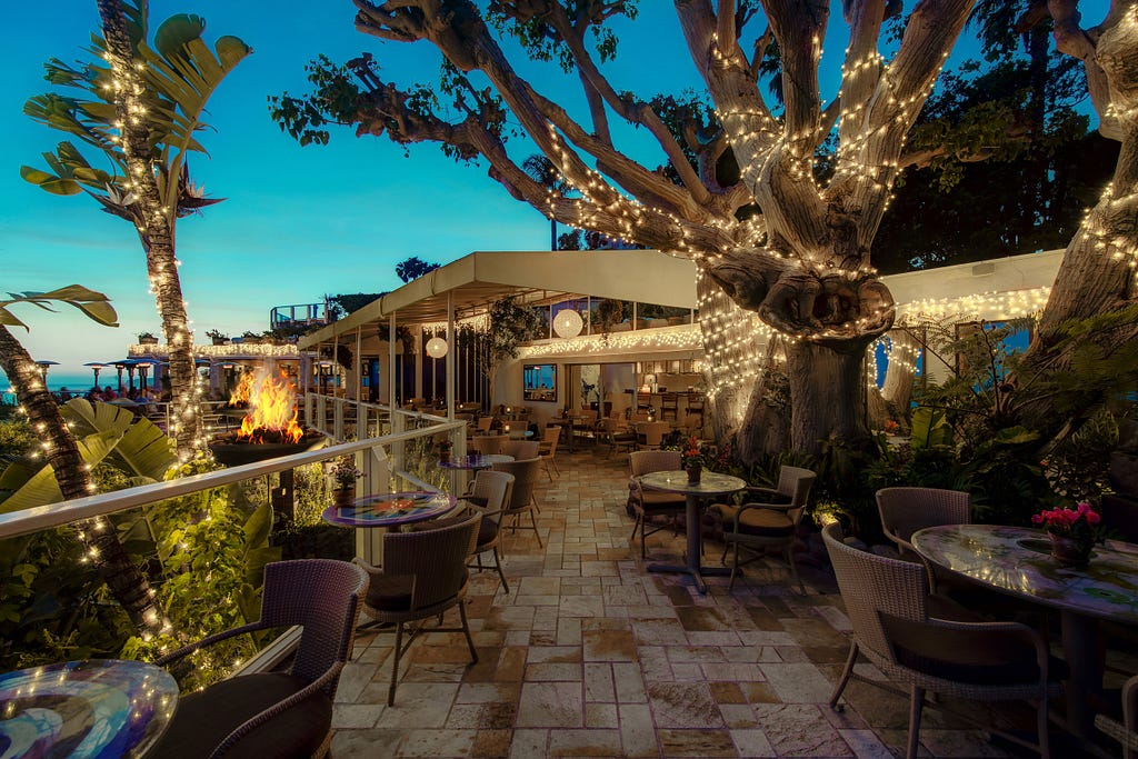 The outside dining area of Geoffreys Malibu.