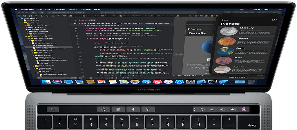 Macbook Pro com Touchbar, com projeto do xcode aberto, nele é possível ver um codigo no centro da tela, e um simulador do iPhone 10, rodando um app com imagens de planetas
