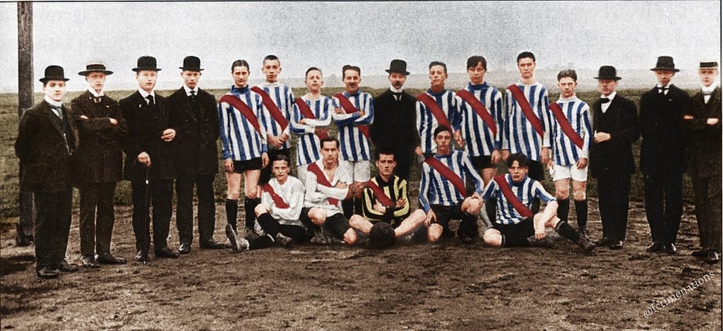 Borussia Dortmund em 1913, ainda com unifrome azul, branco e vermelho. (Foto: @FCTimeNations)