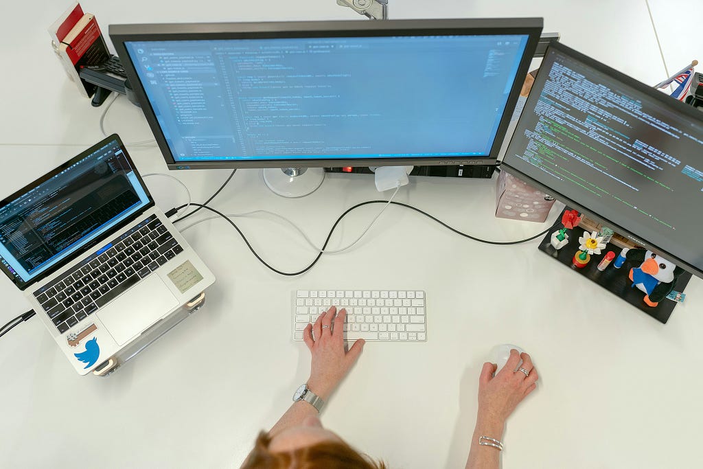 一位工作者，正在使用電腦，編寫程式語言。