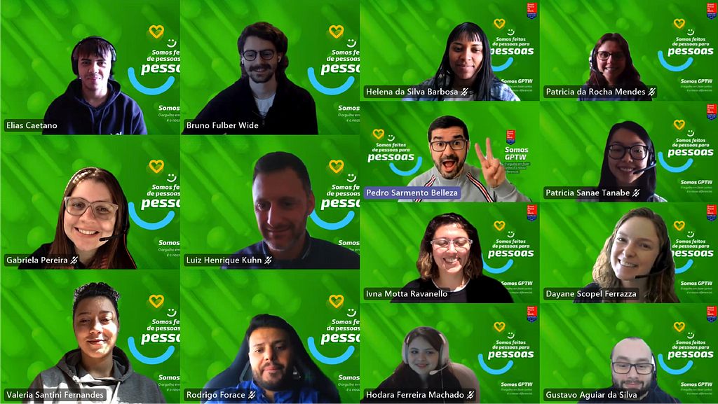 Foto de uma reunião virtual do Sicredi com 14 colaboradores, todos sorriem e usam um fundo verde com a frase “somos feitos de pessoas para pessoas".