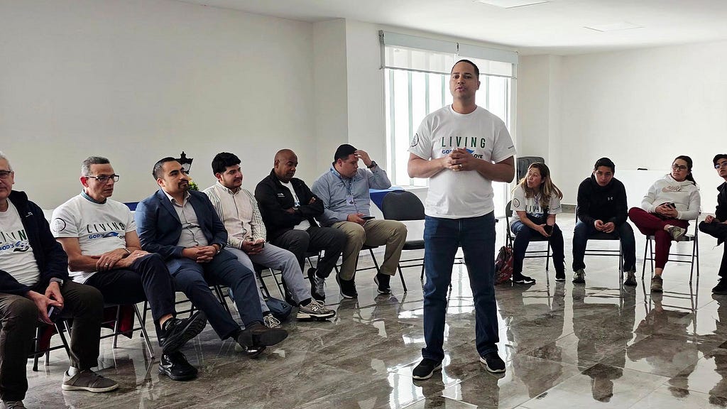 El Dr. Roberto Vizcaíno, director del Centro de Entrenamiento de CPE del White Memorial, guía a los participantes en el desarrollo de habilidades para el acompañamiento espiritual en contextos hospitalarios. Fotografía cortesía de UPS.