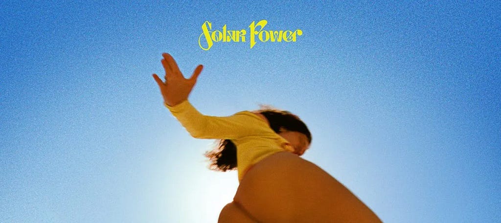 Capa do álbum Solar Power, fundo azul, com a cantora Lorde, usando um top amarelo.