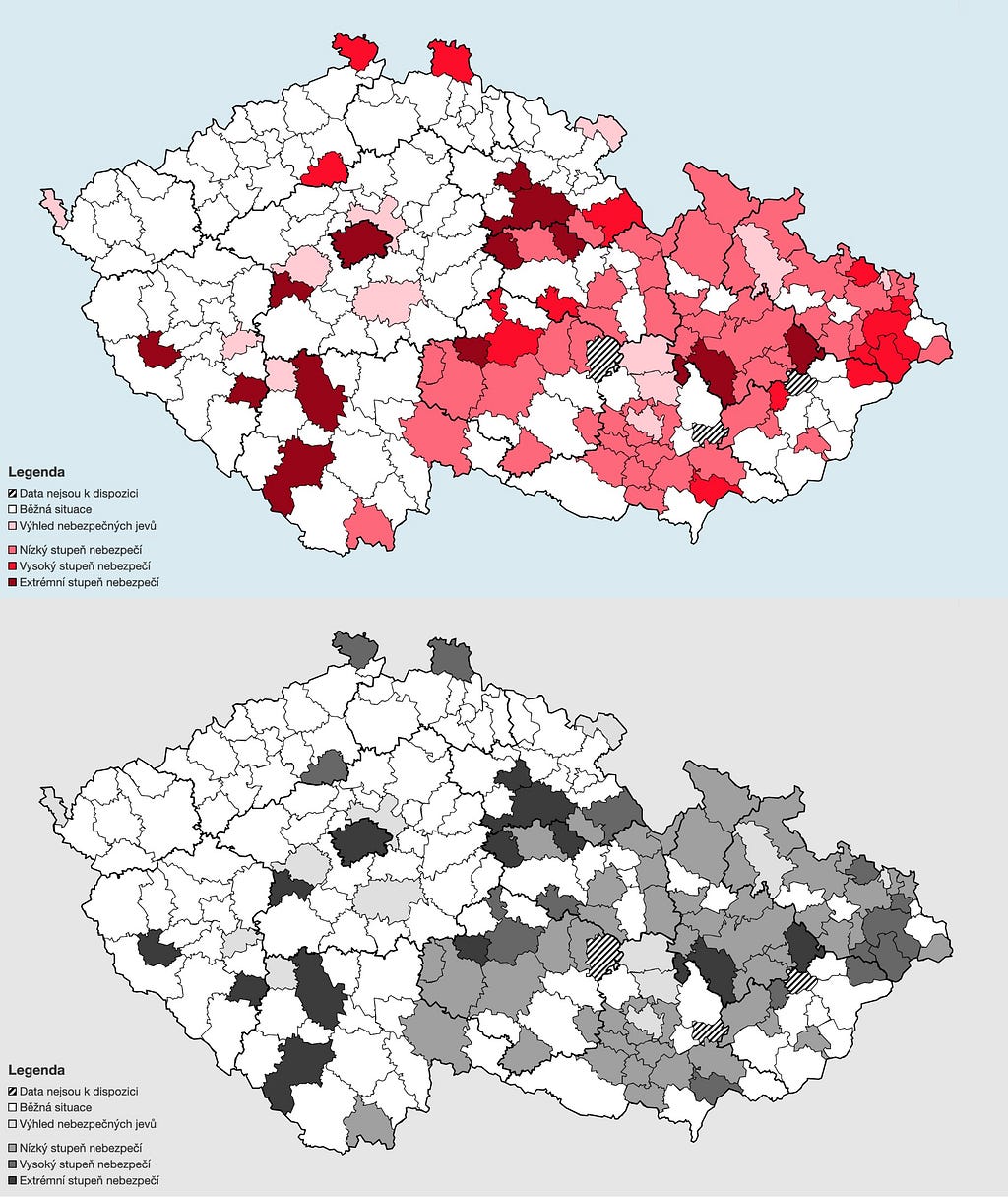 Dvě mapy České republiky pod sebou. V obou mapách jsou některé okresy vybarvené, zbytek je bílý. Na horní mapě jsou okresy vybarvené odstíny červené. Spodní mapa je černobílá.