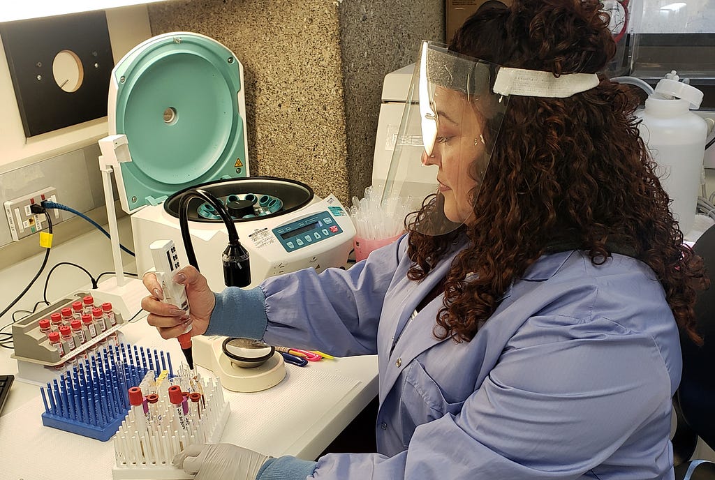 Gloria Preza working in a lab during a clinical rotation at Cedars-Sinai.