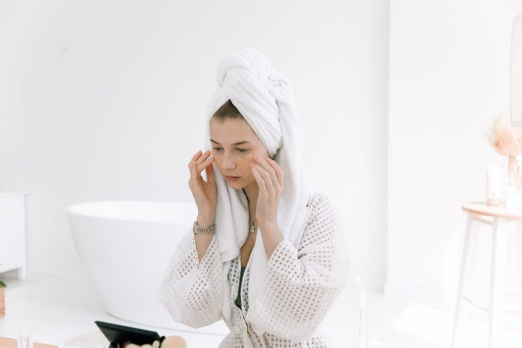 Girl is explaining the benefits of retinoids for skin