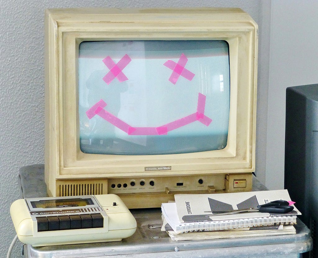 “En gammel Commodore som er slått av. På skjermen er det teip formet som et smilefjes”