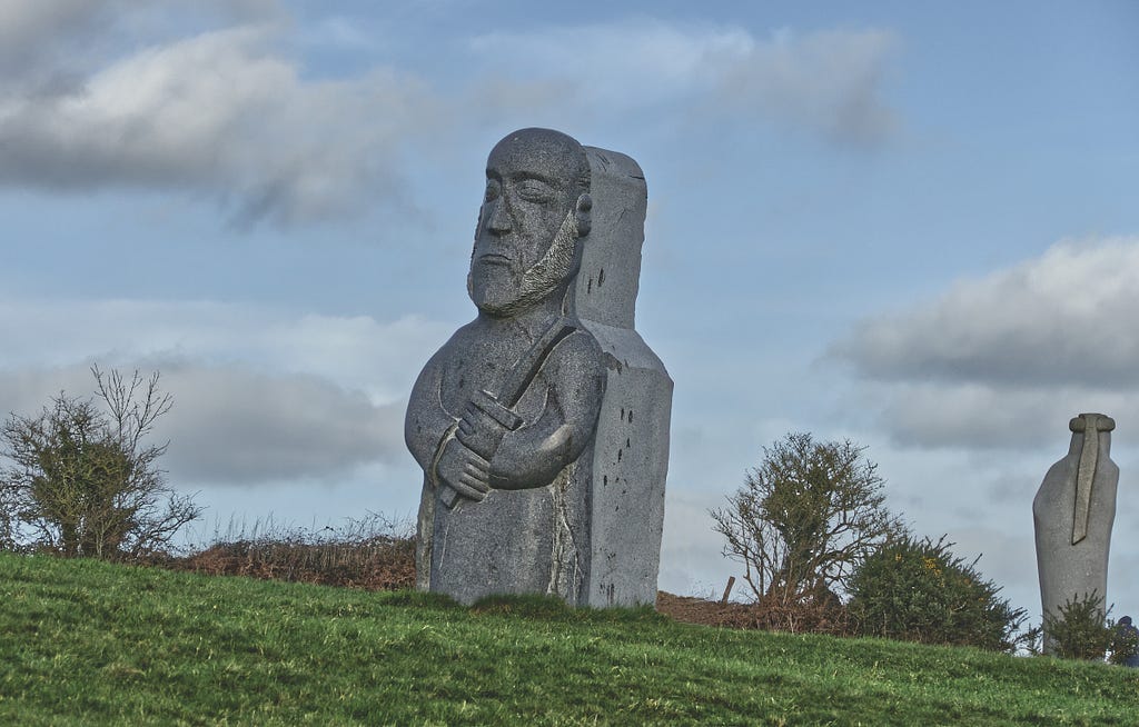 Sculpture de « Luner » réalisée par l’artiste Olivier Lévêque. Saint Lunaire, est un saint gallois venu en Armorique au milieu du Ve siècle. Il créa le monastère de Saint-Lunaire. Luner est invoqué par les marins contre les dangers de la mer : « on lui prête le pouvoir de faire se lever la brume. »