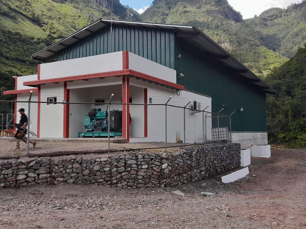 Worker in front of El Níspero II.