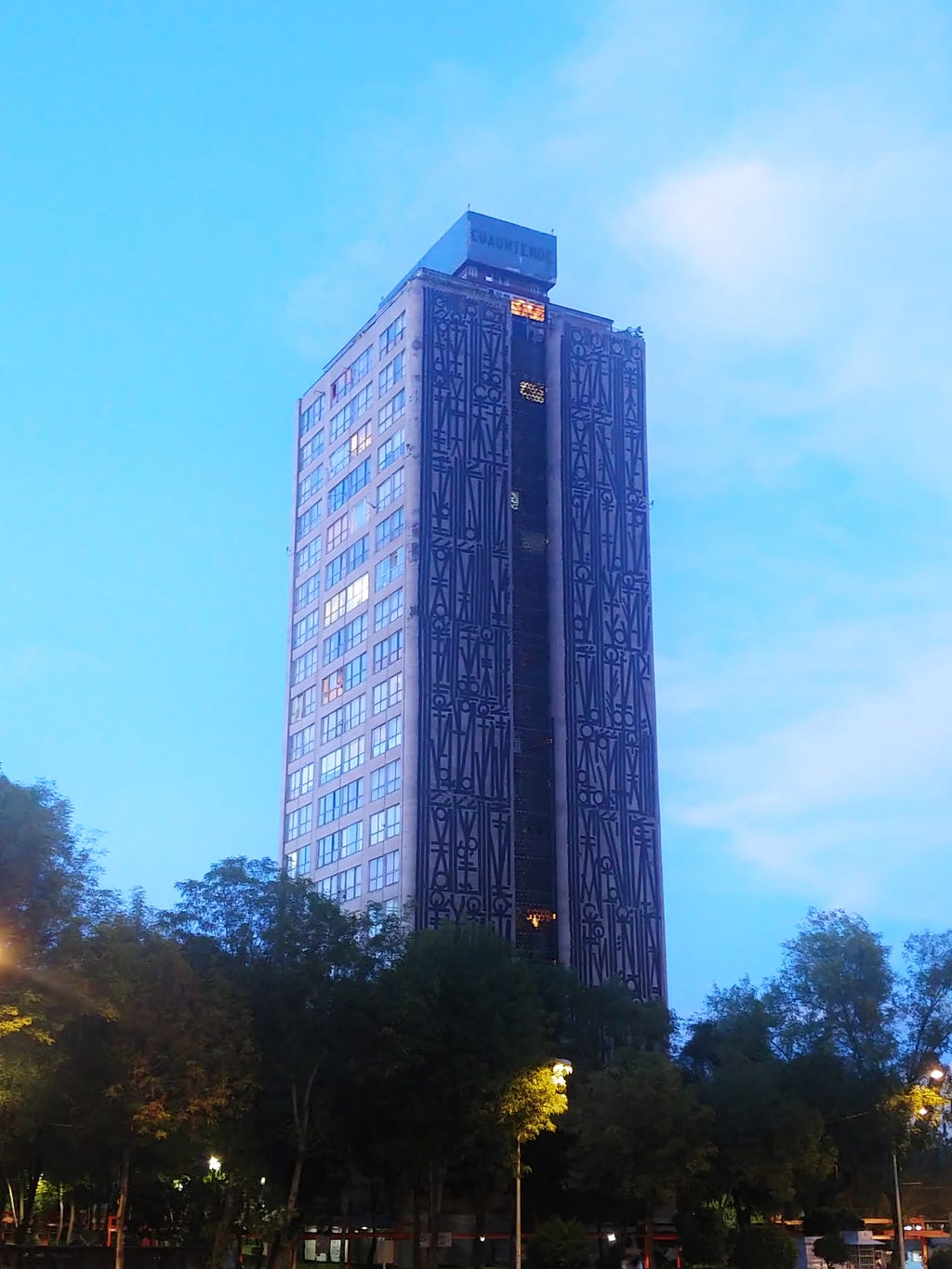 Torre Cuauhtémoc al atardecer