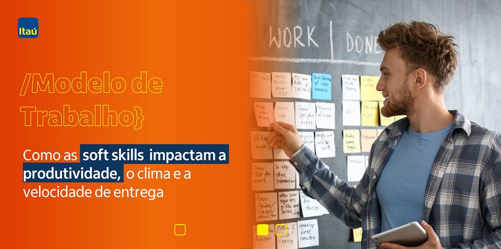 Imagem com fundo laranja, do lado esquerdo está escrito Modelo de trabalho, como as soft skills impactam a produtividade, o clima e a velocidade de entrega. No lado direito, a imagem de um homem branco com barbas e cabelos ruivos, usando uma camisa xadrez colocando um post it numa parede de lousa tipo um kanban.