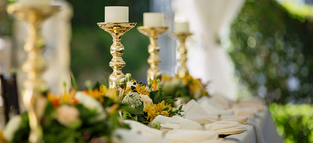 A table arrangement for a wedding.
