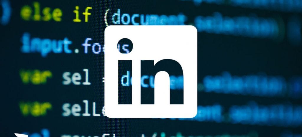 Logotipo do linkedin sobre um código na tela de um computador.