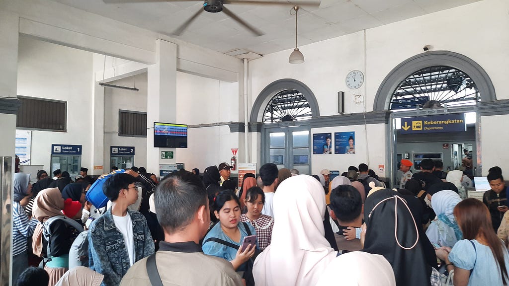 Situasi di dalam lobi Stasiun Sukabumi setelah kedatangan KA Siliwangi dan jelang keberangkatan KA Pangrango