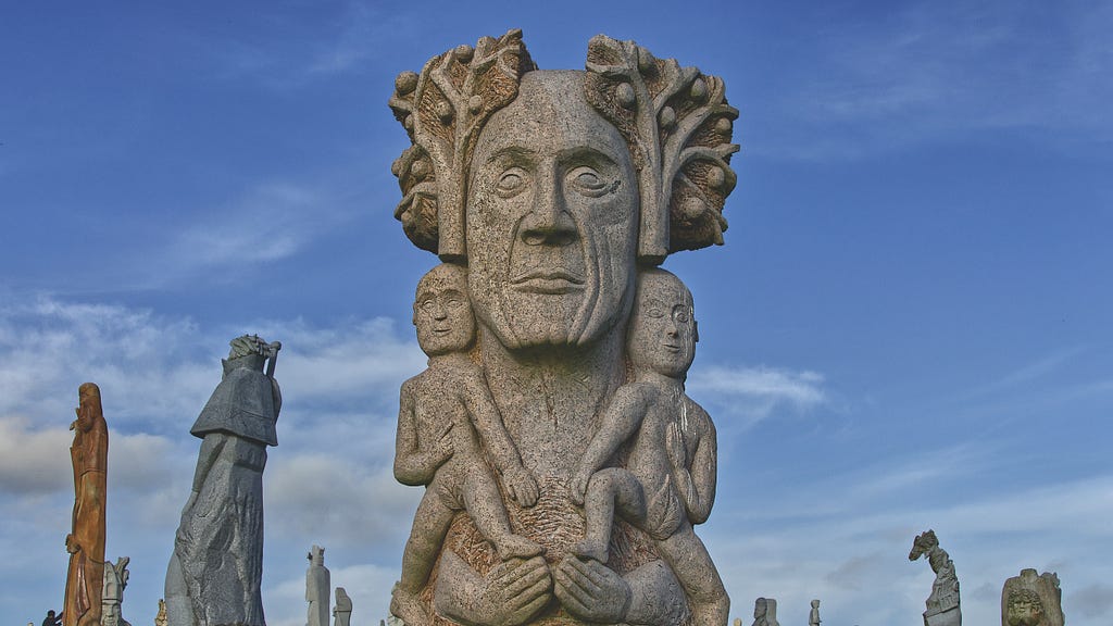 Sculpture de « Iduned » réalisée par l’artiste Olivier Lévêque. Saint Iduned est un disciple de saint Guénolé, premier abbé de Landévennec. Il vécut près de la rivière d’Aven, dans une grotte de la montagne de Châteaulin, ville dont il est patron.