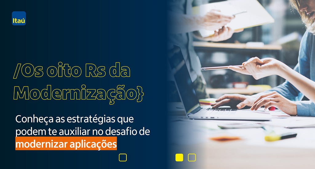 Imagem com fundo azul. No lado direito, uma foto com duas pessoas na mesa apontando para a tela do computador. No lado esquerdo, está escrito “Os oito Rs da modernização: Conheça as estratégias que podem te auxiliar no desafio de modernizar aplicações.”