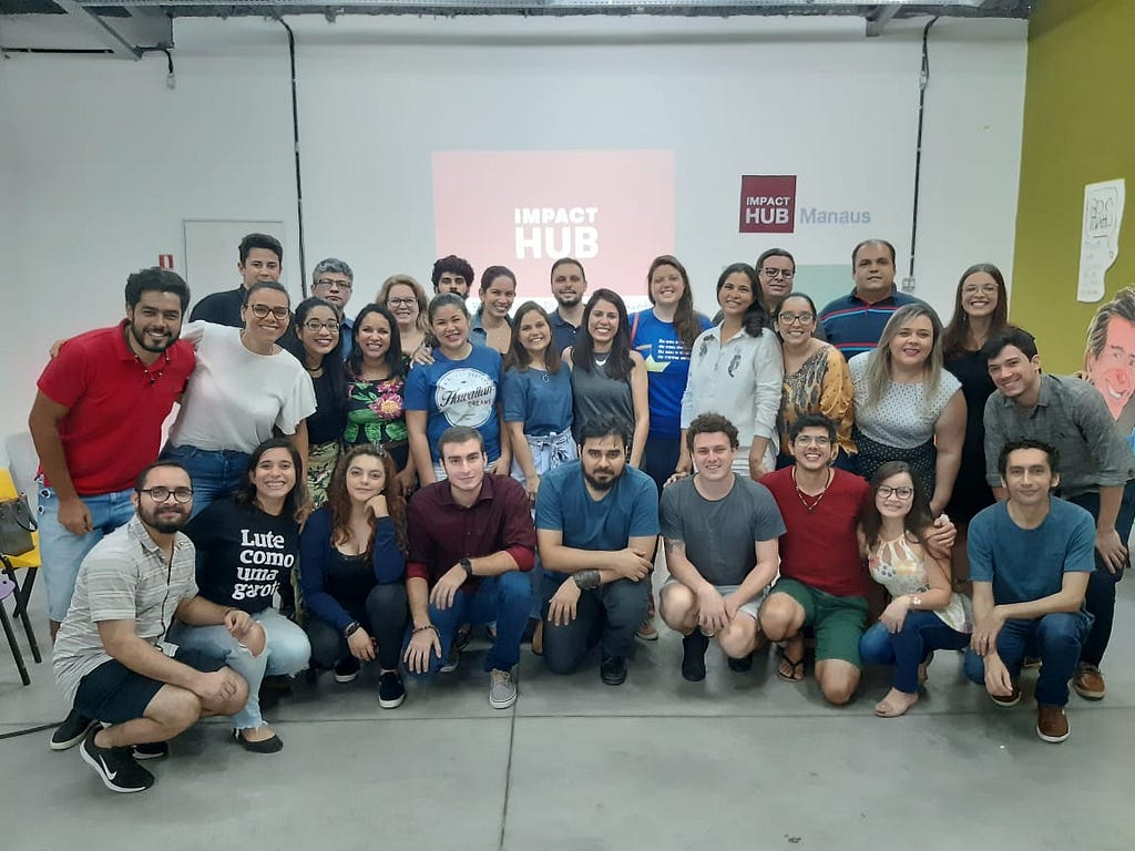 Espaço de coworking + conteúdo significativo + comunidade vibrante. Chamamos isso tudo de “solução para o seu negócio”.