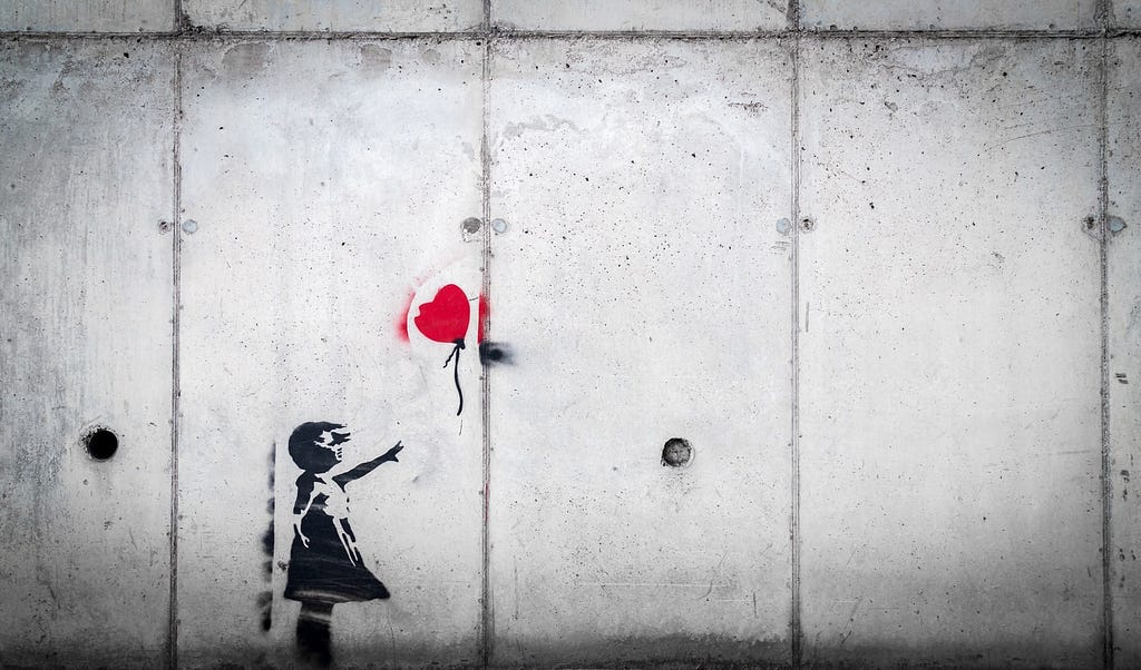 representação artística de uma garotinha e seu balão vermelho