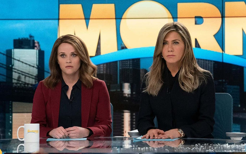 Reese Witherspoon e Jennifer Aniston , em cena da série The Morning Show (Apple TV+) Reviews On Time