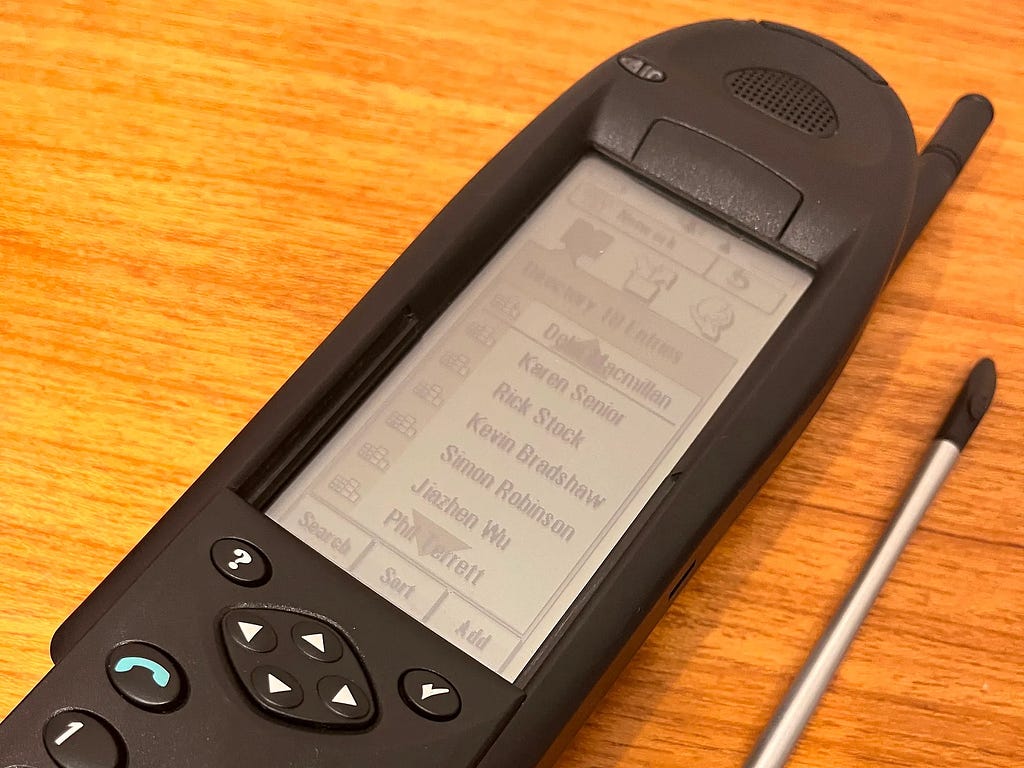 Protótipo do smartphone Orbitor/Europa desenvolvido pela BT Cellnet e Genie no final dos anos 1990, exibindo uma tela sensível ao toque com lista de contatos — um dos primeiros exemplos de design de telefone com recursos de internet móvel.