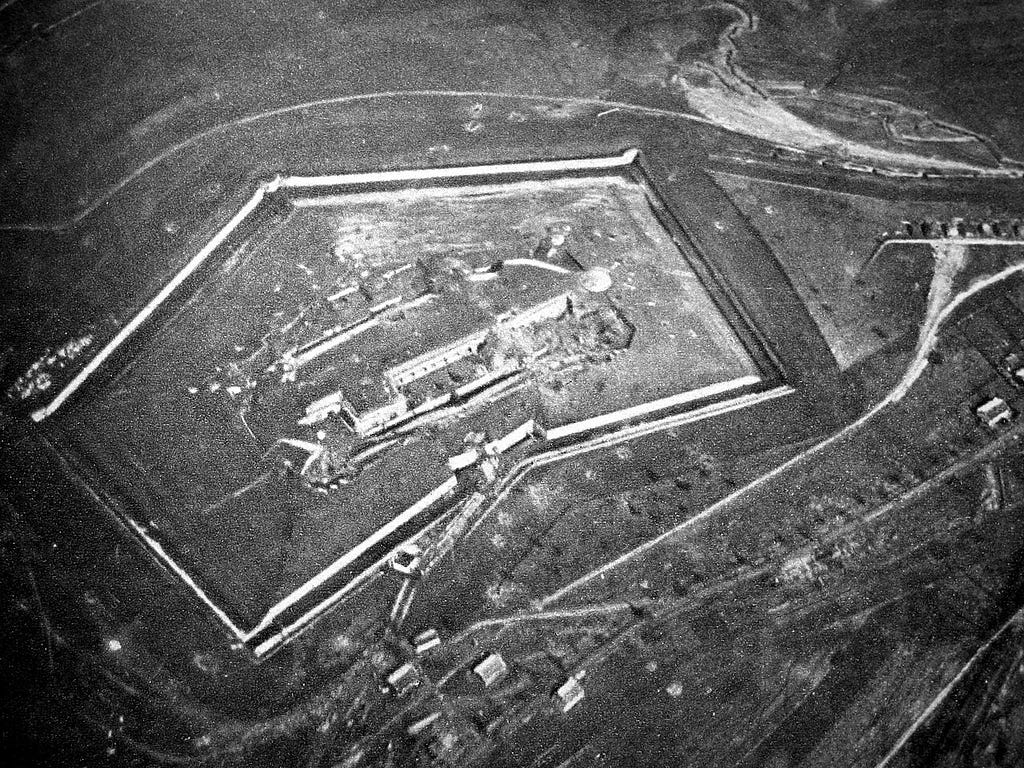 Fort de Douaumont — Vue du fort de Douaumont. Photographie aérienne. 1916.