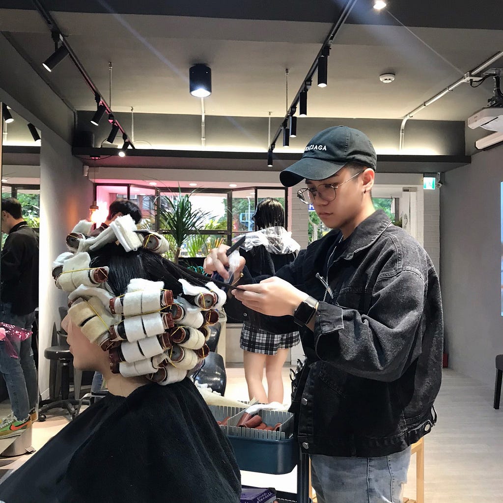 Danail幫隔壁客人進行韓系燙髮的過程_真的超級認真啊！台北燙髮推薦就要選這裡啊！