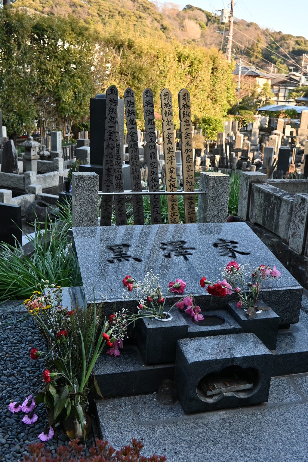 黑澤家族的墓在鐮倉市東邊的養生院旁，墓園並不開放給人參觀，但是還是有祭拜的小徑可以進入。安靜低調，我抵達時約下午3點半，整個墓園沒有半個訪客。