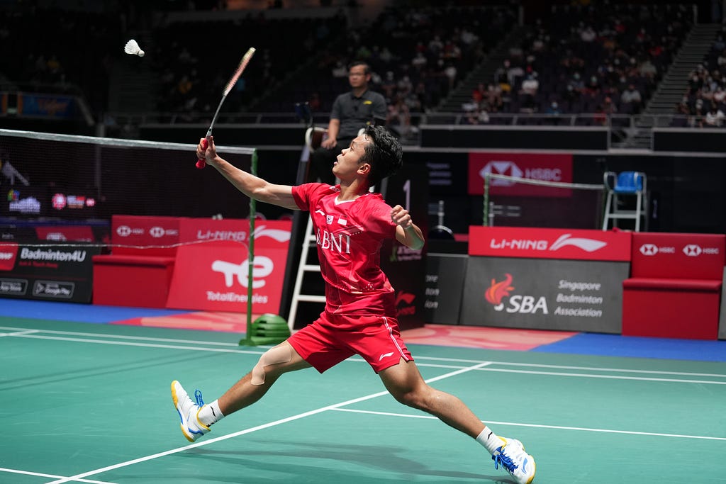 Anthony Ginting in action at the BWF Singapore Open 2022.