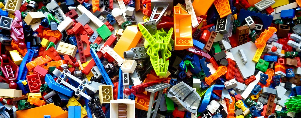 Várias peças de Lego bagunçadas