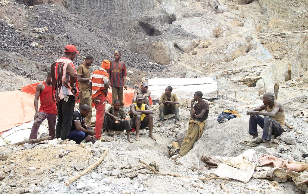 Artisanal miners sit outside a cobalt mine-pit in Tulwizembe, Katanga province, Democratic Republic of Congo, November 25, 2015. Photo by Kenny Katombe/Reuters