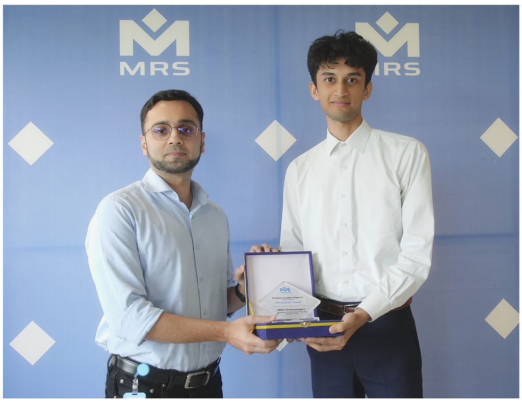 Abdullah Umer receiving the Leadership award from Dr. Mansoor Shaukat, CEO of MRS Technologies. | MRS Internship Program 2023