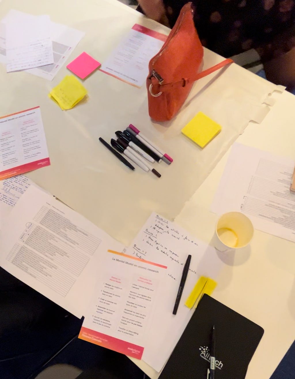 Image représentant une table sur laquelle sont posés des papiers, un carnet de notes et des crayons.