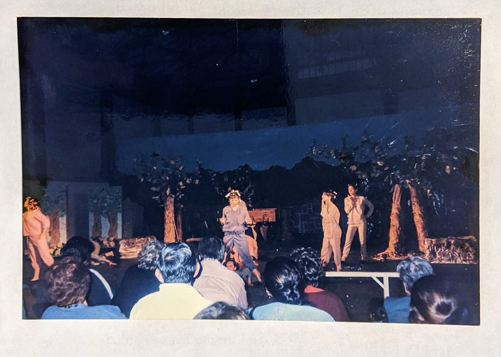 Fotografía de una escena de una obra de teatro en la que aparezco yo con 14 años.