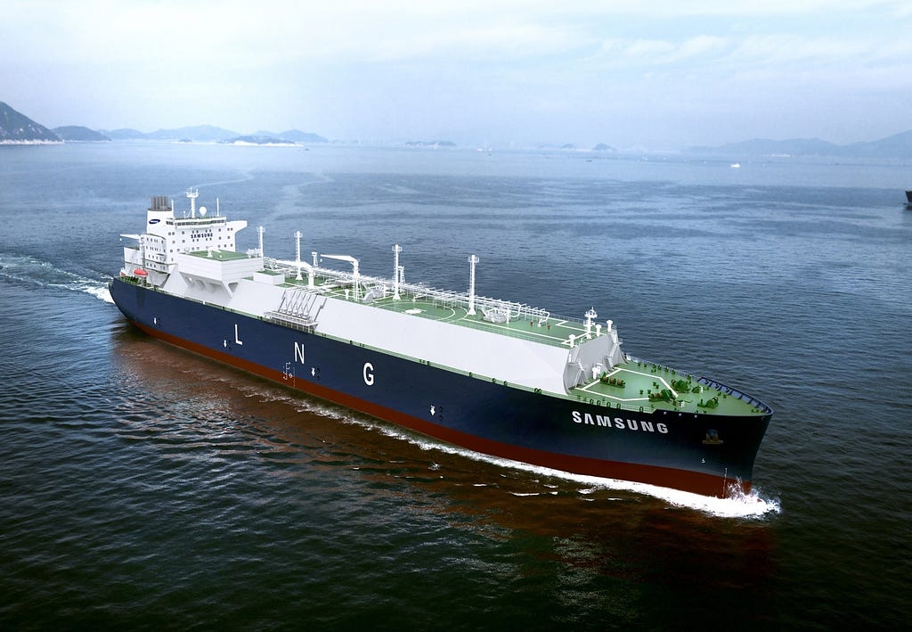 Um navio transportando gás no oceano, ele é vermelho, azul e branco, e a marca Samsung está presente tanto na lateral quanto próximo à sala de comando do navio