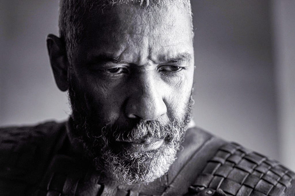 Denzel Washington, em A Tragédia de Macbeth Reviews on Time